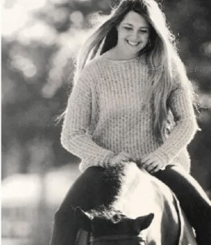 Kira Bonder Loves Horseriding